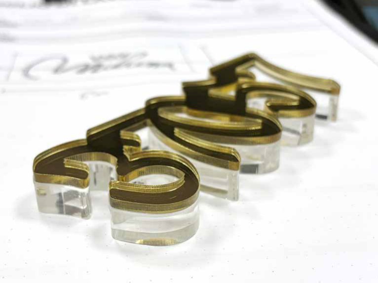 Elementi promozionali in plexiglas specchiato