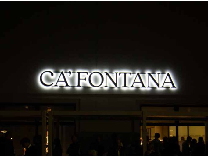 Insegna retroilluminata ALU BACK con effetto alone sulla parete