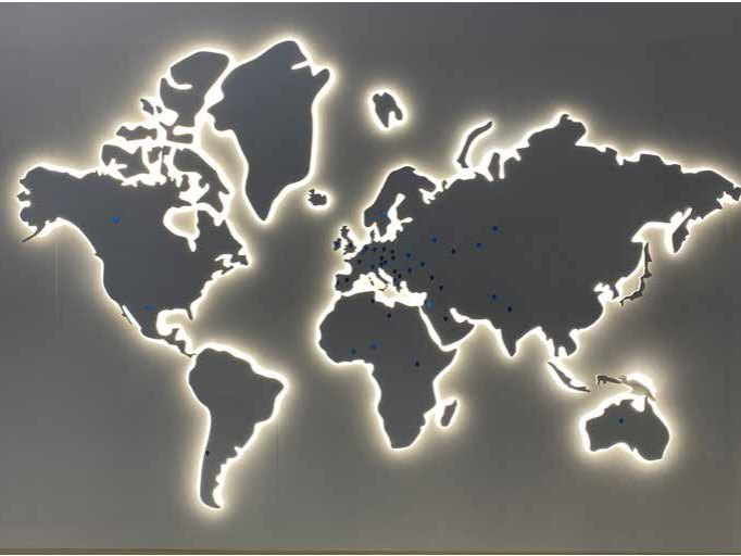 Insegna retroilluminata RESIN BACK a forma di planisfero