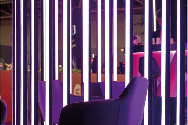Stand fieristico con colonne luminose e insegne retroilluminate