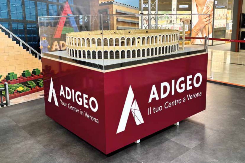 Grande teca in plexiglas con modellino dell'Arena di Verona al centro commerciale Adigeo